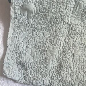 Elegant Floral Quilted Bedding